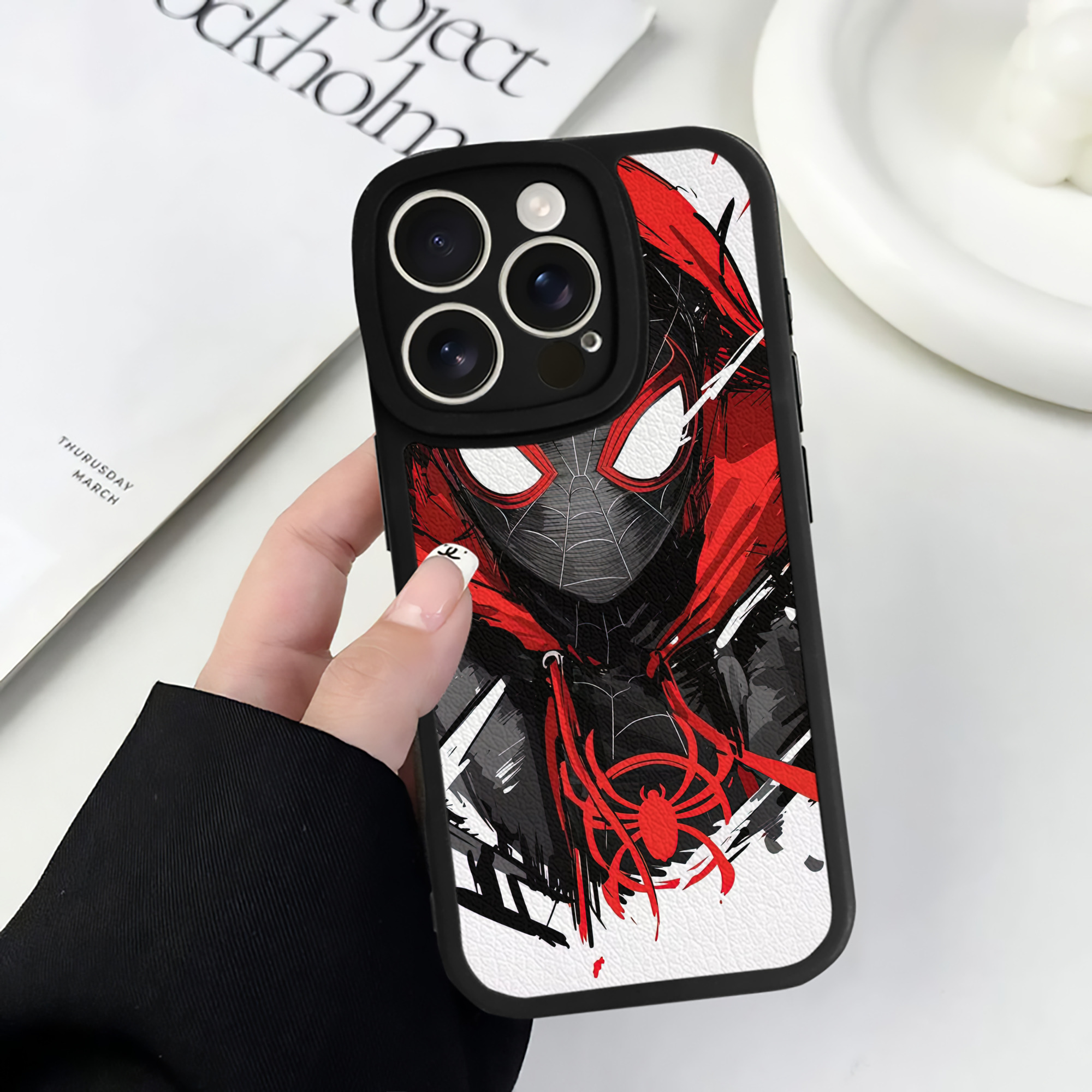 （画像用） Spider Man スパイダーマン 【iPhone 16シリーズ対応】シリコンスマホケース（レザー調） 材質：シリコン